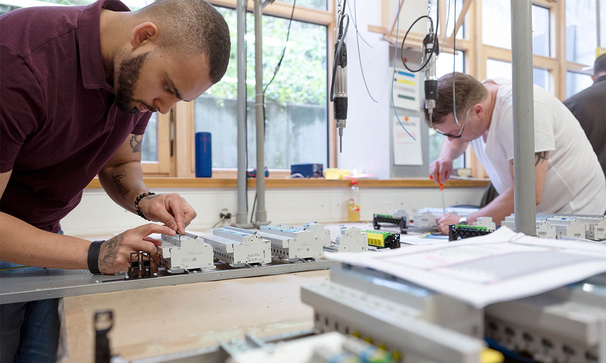 Exakte Arbeitsweise und eine ruhige Hand für den Bau von Schalteranlagen